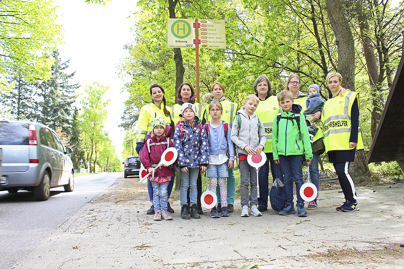 Hoffen auf mehr Rücksicht der Autofahrer in der Itzenbütteler Straße (v. li.): Carolina Tumm, Antje Foht, Corinna Lappe-Siefke, Carola Boos, Katrin Wrede und May-Brit Tewes mit ihren Kindern
