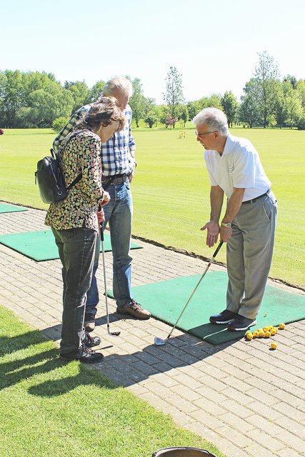 Golftrainer John Naumann erklärt 
Besuchern die Grundlagen des Golfspiels