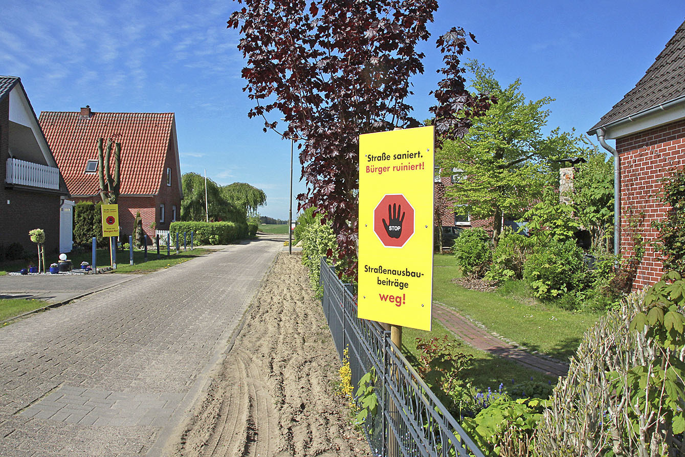 Protestschild auf einem Wohngrundstück an der Kanalstraße: "Straße saniert, Bürger ruiniert!" Fotos: tp