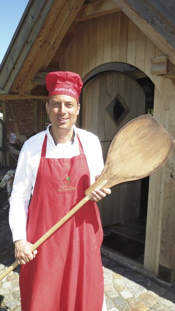 Hagen Heigel, der Vorsitzende des Vereins "HeideKultour", backte für die Besucher leckere Pizza