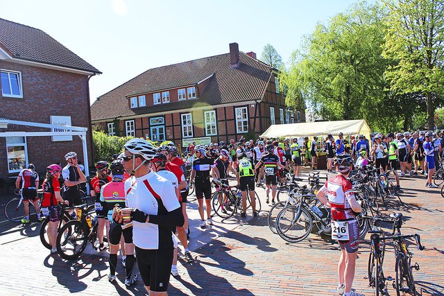 Nach etwa 25 Kilometern machen die Radsportler Pause bei der ersten Verpflegungsstelle in Horneburg Foto: wd