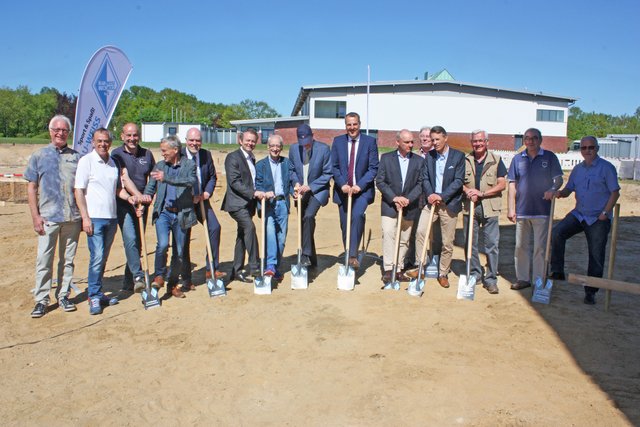 Vertreter von Blau-Weiss Buchholz, Sponsoren, Förderer und Baufirma vollführten den Spatenstich Foto: os
