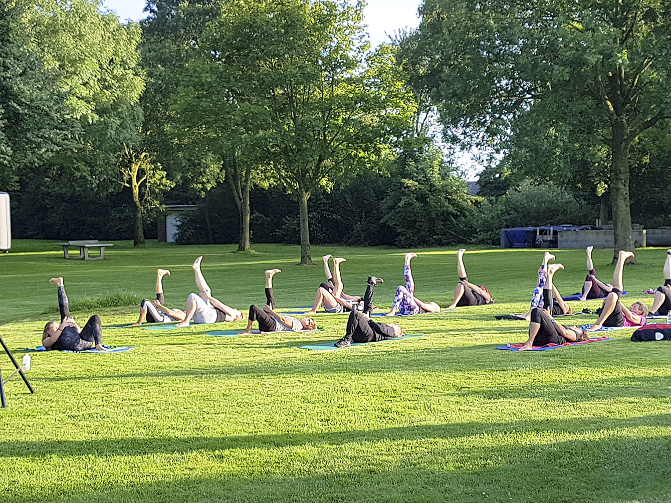 Neben der Möglichkeit zum Schwimmen gibt es im Bützflether Freibad
auch besondere Angebote, z.B. Yoga