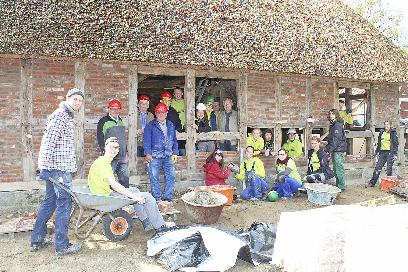 In Aktion: Die Mitglieder der Jugendbauhütte packen an Fotos: tk