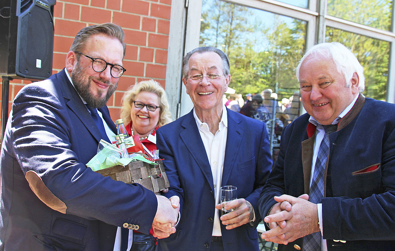 Mit Produkten vom Kiekeberg bedankten sich Museumsdirektor Stefan Zimmermann (li.) und Heiner Schönecke (re.), Vorsitzender des Kiekeberg-Fördervereins, bei Gastredner Franz Müntefering, ehemaliger SPD-Vizekanzler und Bundesminister a.D. Im Hintergrund: Angelika Tumuschat-Bruhn (AWO-Kreisverband Harburg-Land)