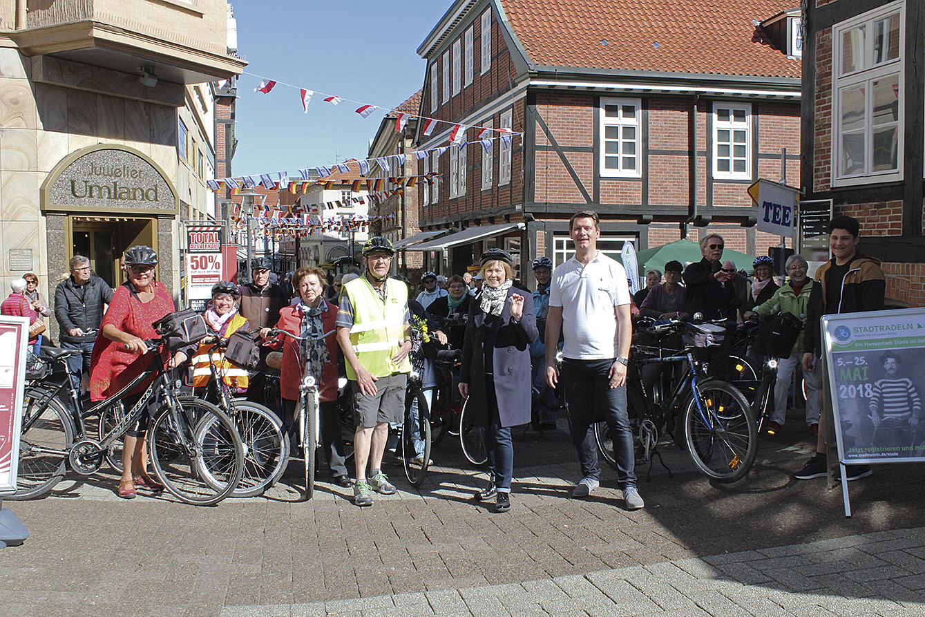 Die erste Stadtradel-Tour fand unter der Leitung von Erhard Suhr (gelbe Weste) statt. Beim Auftakt dabei waren auch Bürgermeisterin Silvia Nieber und Klimaschutzmanager Matthias Ruths