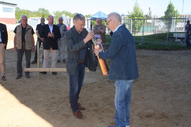 Architekt Uve Schwencke (li.) und BW-Vorsitzender Arno Reglitzky legten auch ein WOCHENBLATT in die Zeitkapsel