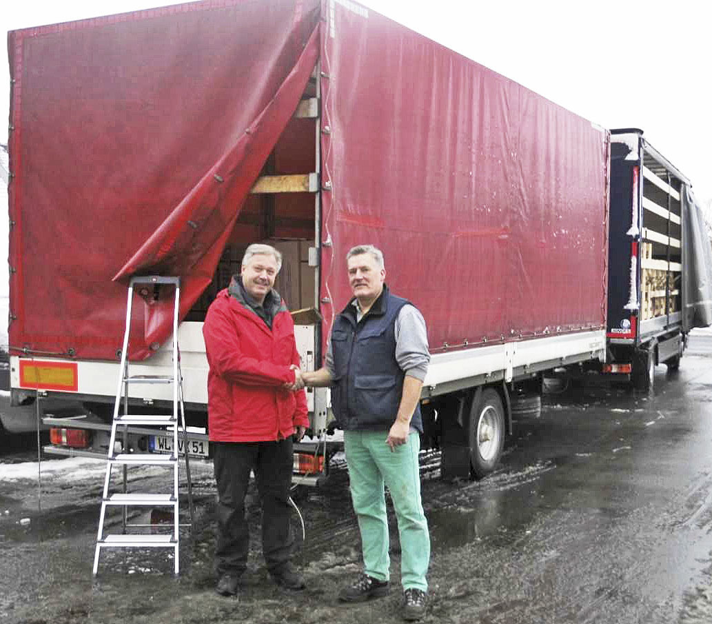 Jürgen Schramm (li.) und Frank Möller, Leiter Humanitäre Hilfe beim Sozialwerk,
bei der Verabschiedung vor dem geladenen Lkw-Gespann