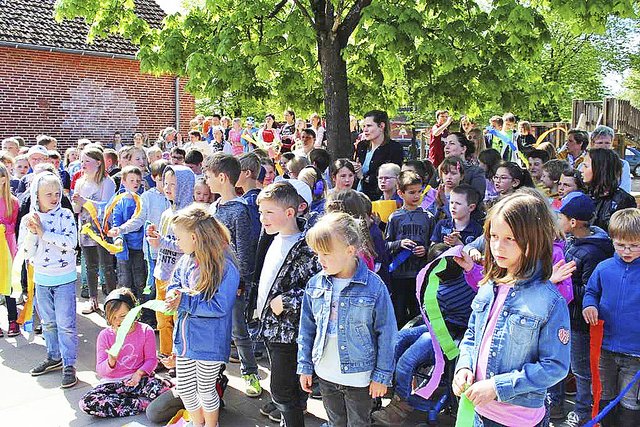 Für das Richtfest haben die Schülerein lustiges Lied einstudiert