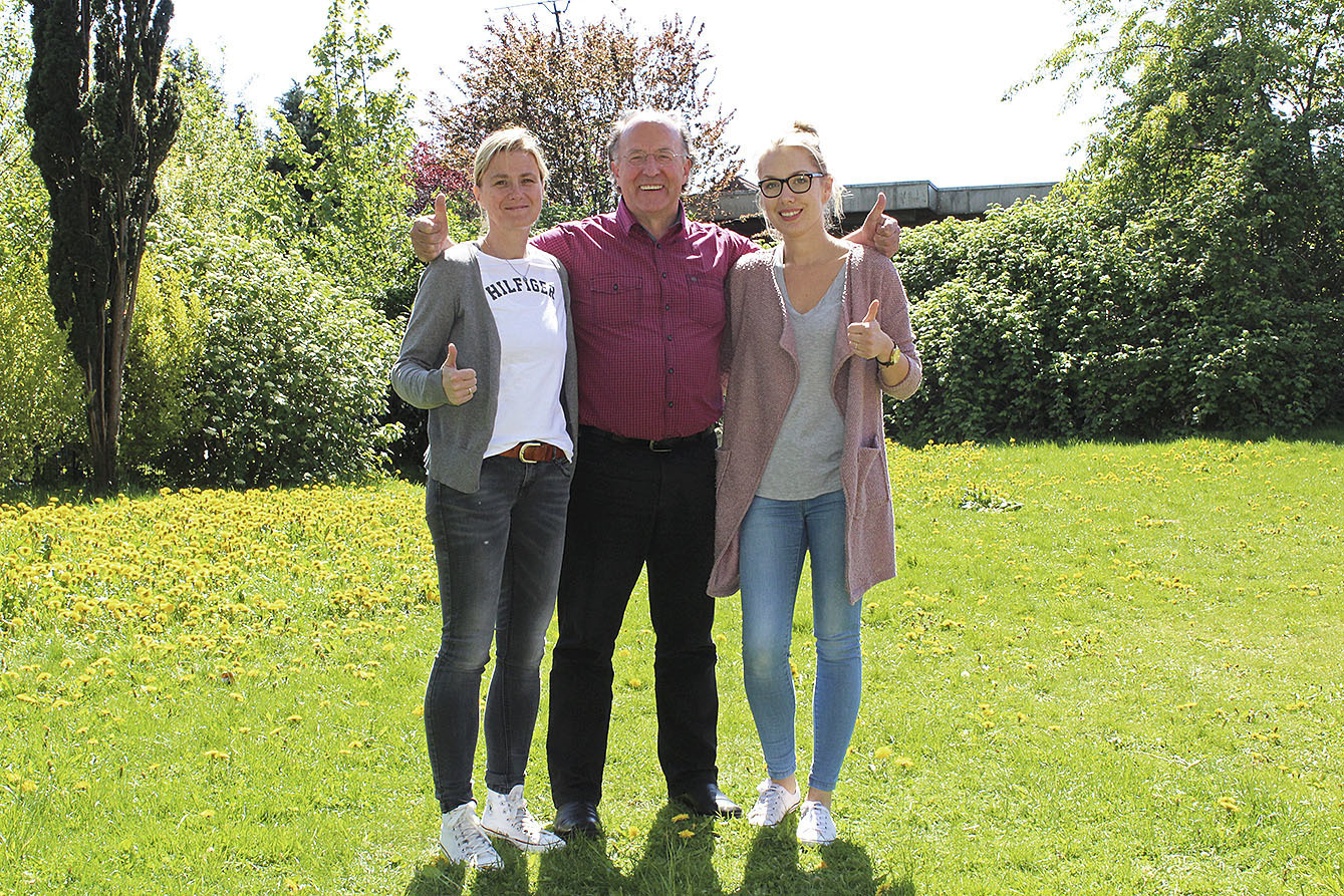 Hier soll ein Soccer-Kleinspielfeld für die Oberschüler entstehen, hoffen Rektor Hans-Otto Ehlers, Konrektorin Daniela Rambow (li.) und die didaktische Leiterin Nadine Döscher