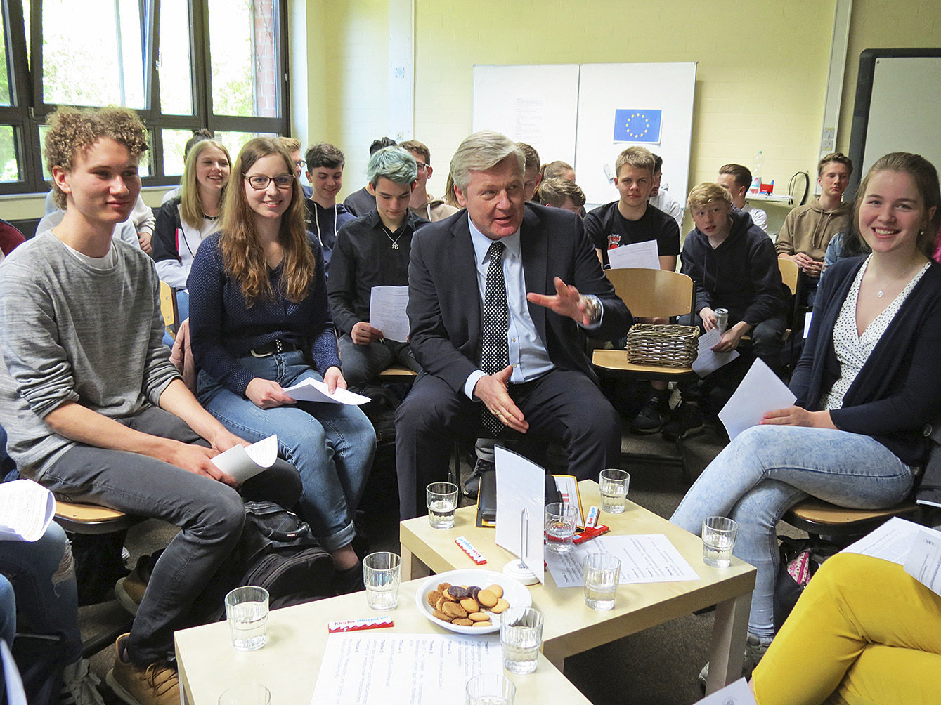 Ganz nah dran am Wirtschaftsminister: Bernd Althusmann spricht mit
Schülern des Gymnasiums Meckelfeld