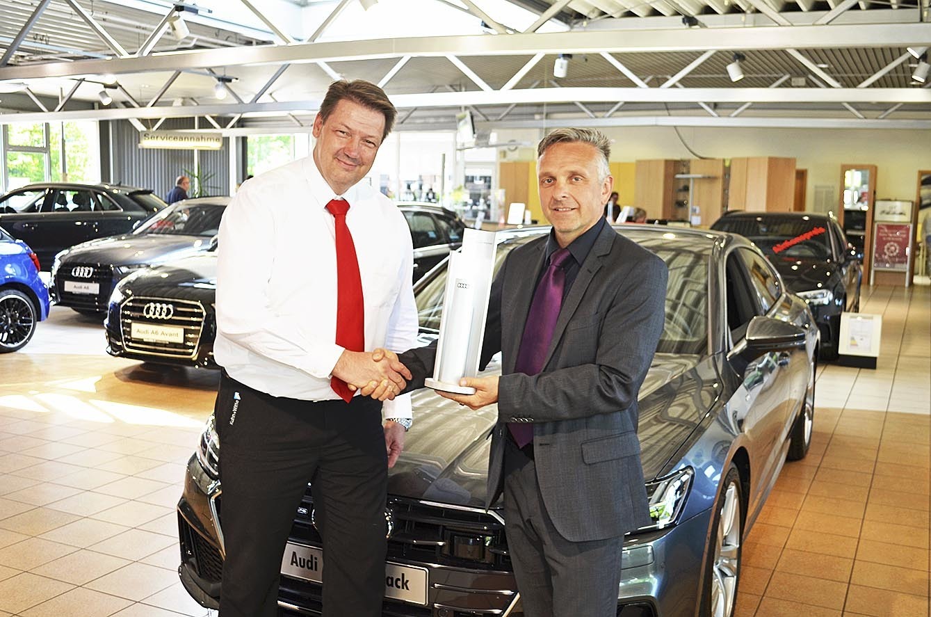 Audi-Serviceleiter Stephan Balzer (li.) erhält die Auszeichnung von Guido Graumann (Audi Vertrieb Deutschland)