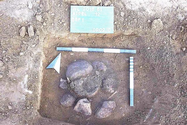 Das bronzezeitliche Grab in dem die drei Urnen beigesetzt waren
Fotos: archäologisches Museum Harburg