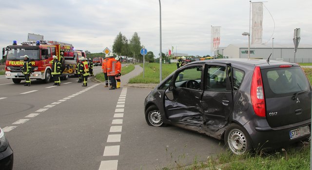 Die linke Seite des Mitsubishi ist völlig eingedrückt | Foto: jd