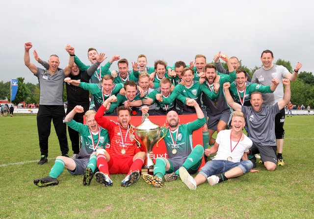 Kreis-Pokalsieger! Nach dem 2:1-Finalsieg jubelten die Fußballer der SG Estetal mit der Riesen-Trophäe um die Wette