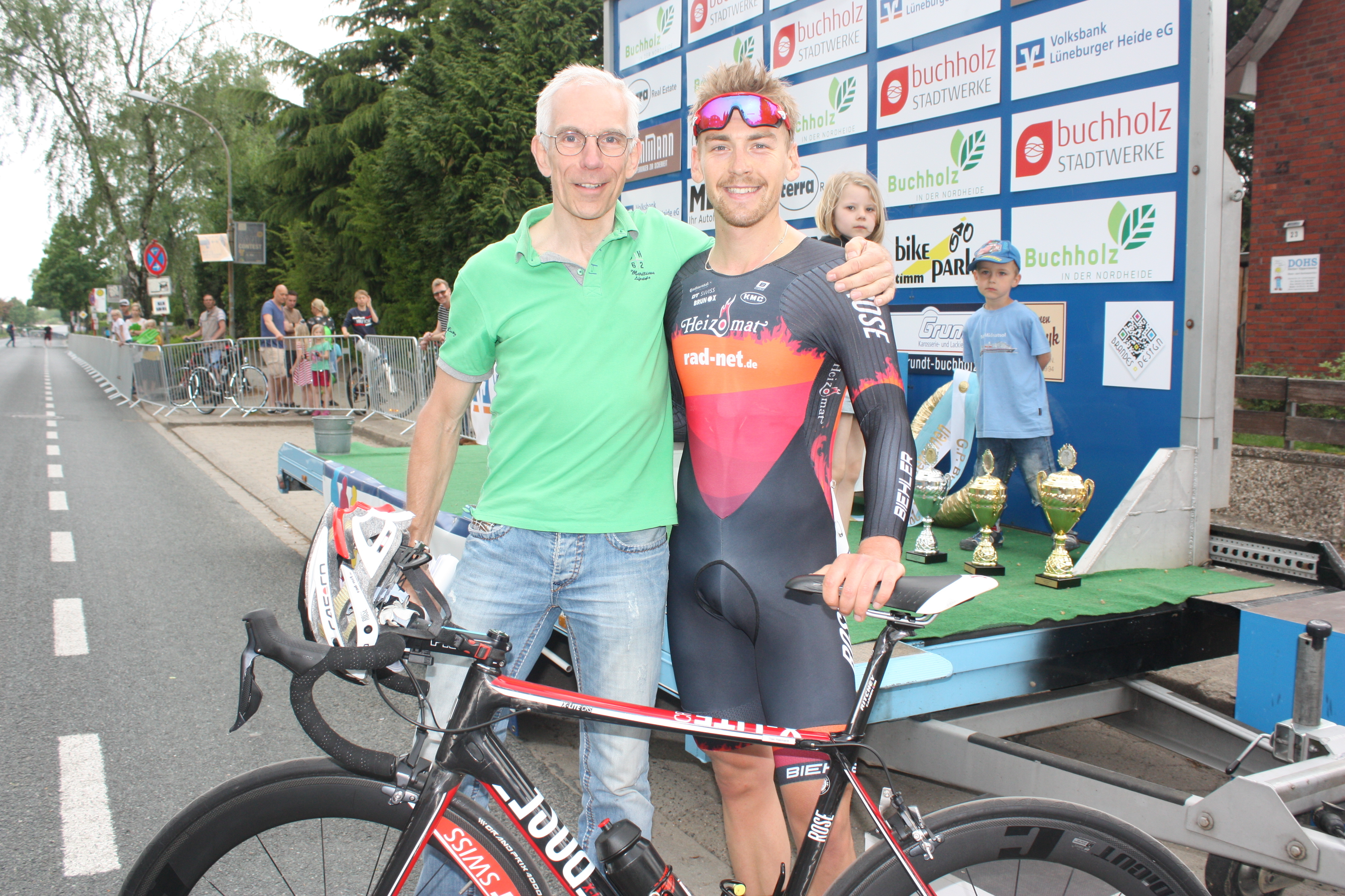 Theo Reinhardt (re.) holte sich den Sieg beim GP Buchholz. Organisator Uwe Varenkamp gehörte zu den ersten Gratulanten