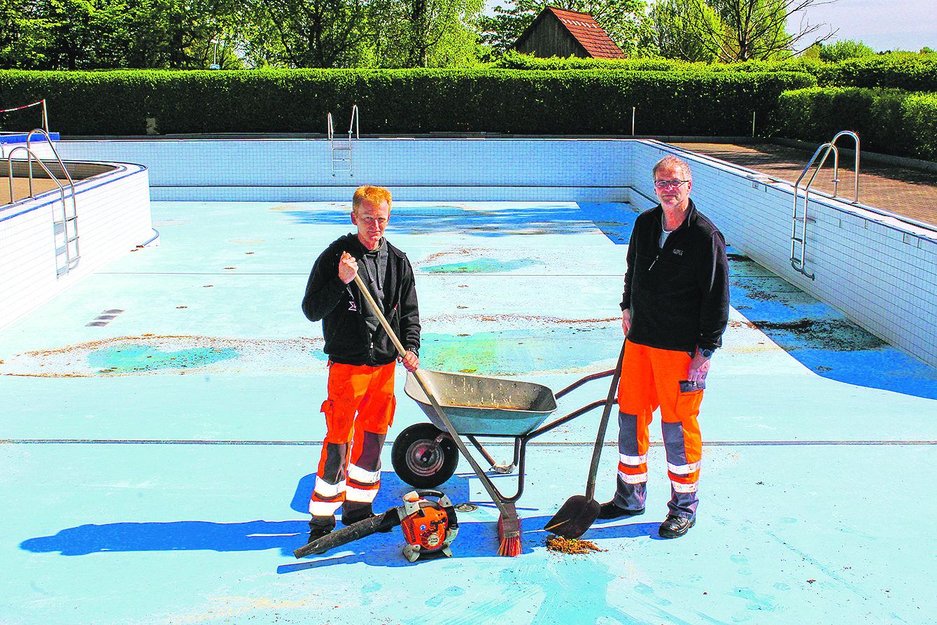 Die Bauhof-Mitarbeiter Heiko Krause (li.) und Uwe Heitmann machen das Waldbad in Sieversen betriebsbereit. Eröffnet wird das Bad erstmal nicht - die Gemeinde Rosengarten sucht noch immer dringend nach Rettungsschwimmern, die die Aufsicht führen