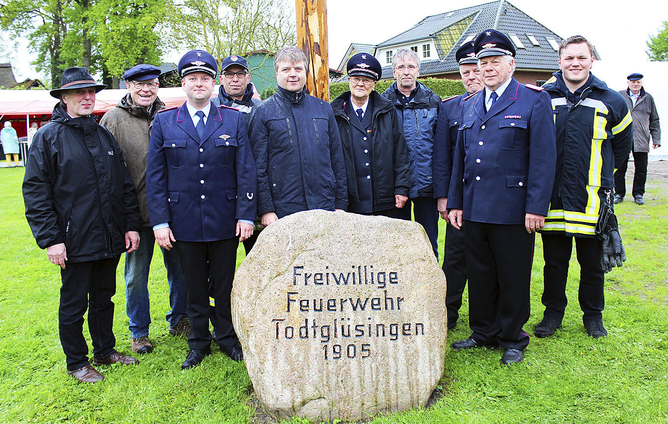 Feierten das 25. Jubiläum von Jugendwehr und Ehrenabteilung (v. li.): Gerhard Netzel, Eike Holtzhauer, Jens Peters, Guido Kujath, Dr. Peter Dörsam, Edith Elbinger, Frank Meier,
Klaus Engelhardt, Erwin Schäfer und Henning Geyer
