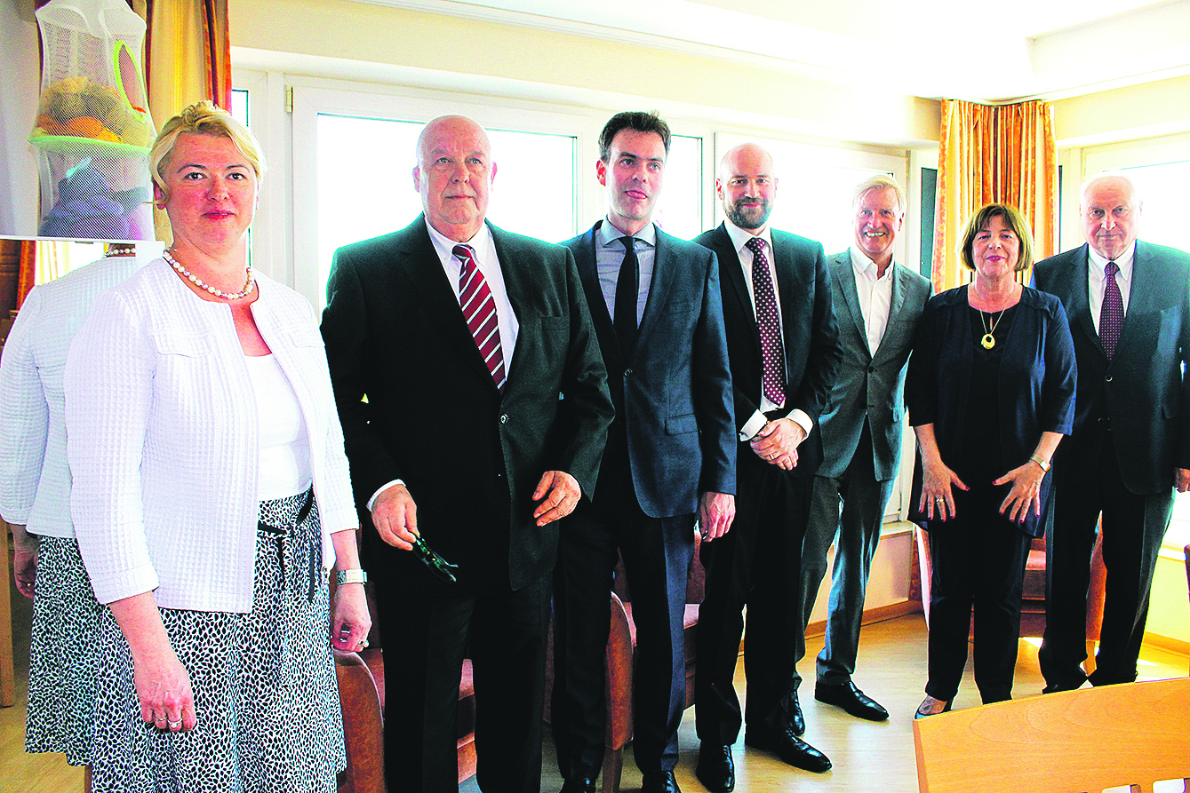 Vorstands- und Beiratsmitglieder der K&S-Unternehmensgruppe trafen sich in der Buxtehuder Seniorenresidenz (v.li.): Manuela Jähn, Rudolf Priemer, Dr. Ulrich Krantz, Georg Krantz, Ole von Beust, Ulla Schmidt, und Peter Zippler Foto: tk