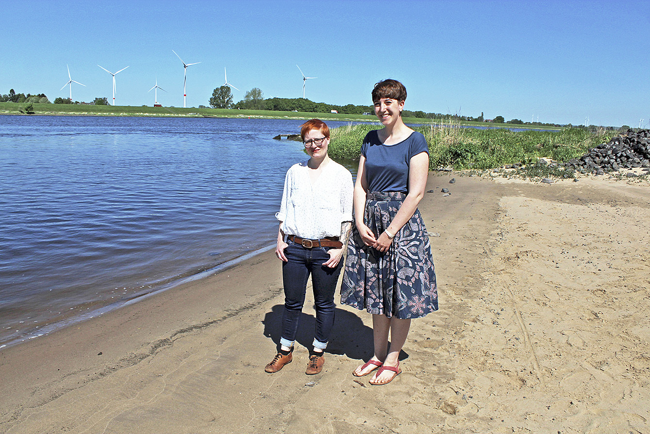 Lydia Herms (li.) und Johanna Steiner am Elbstrand in Drage, an dem die Polizei auch mehrfach
nach der Familie gesucht hatte Fotos: thl/archiv Polizei