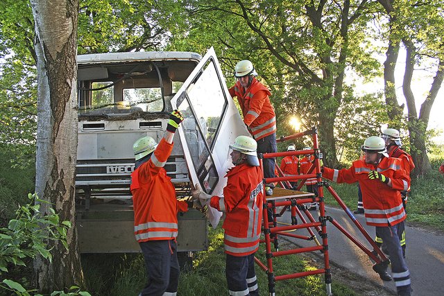 An der "Einsatzstelle" in der Straße Osterberg in Pattensen: die Feuerwehren bei ihrer Übung | Foto: Burkhard Giese