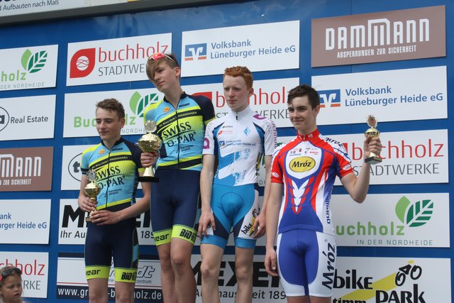 Bei der Siegerehrung der U15-Konkurrenz stellte sich auch der Buchholzer Tom Köbernik (2. v. re.) mit auf. Er hatte das Rennen gewonnen, wurde aber später disqualifiziert