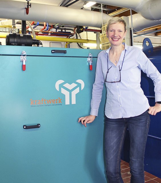 "Hohe Effizienz - und eine schöne Farbe": Sonja Koch vor dem neuen Blockkraftheizwerk