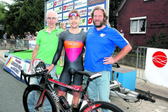 Sieger Theo Reinhardt (Mi.) mit GP-Organisator Uwe Varenkamp (li.) und Schauspieler Uwe Rohde