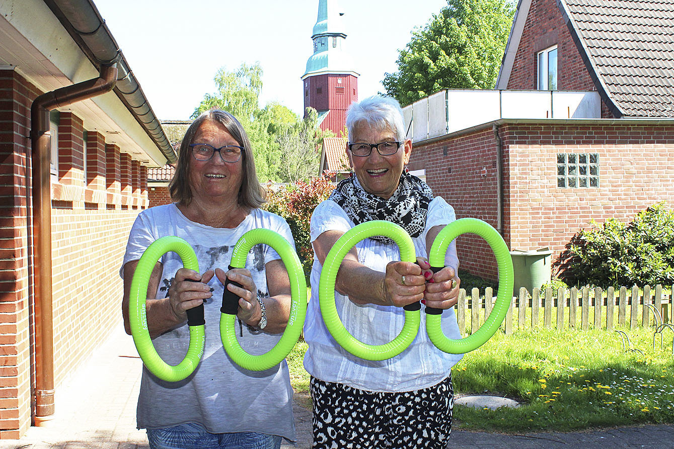 Sportliches Erfolgsteam: Dorle Noormann (li.) und Evelyn Bösch hier beim Work-Out
mit sogenannten Smovey-Schläuchen
