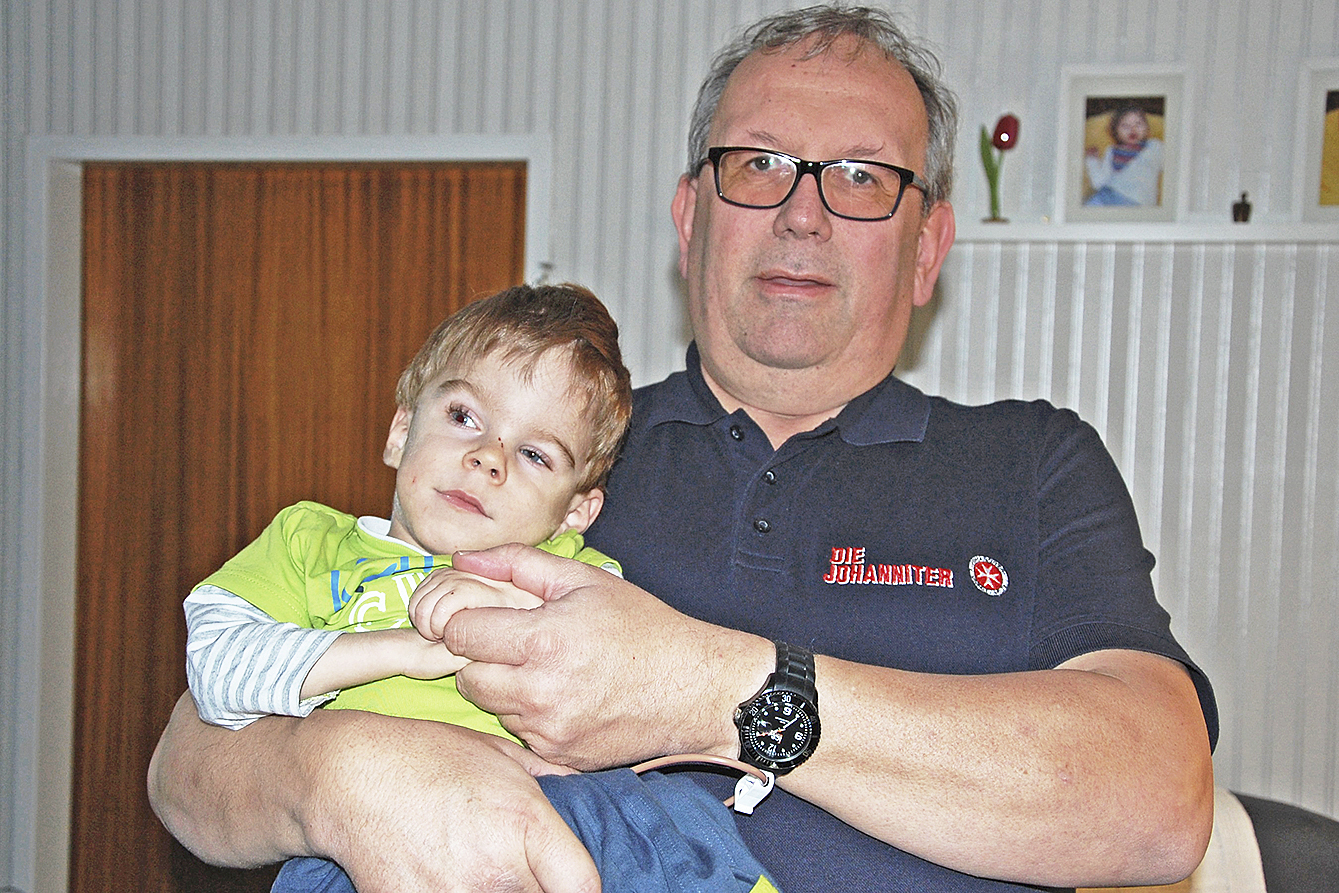 Bernd Lingsteding und sein Pflegesohn Vincent