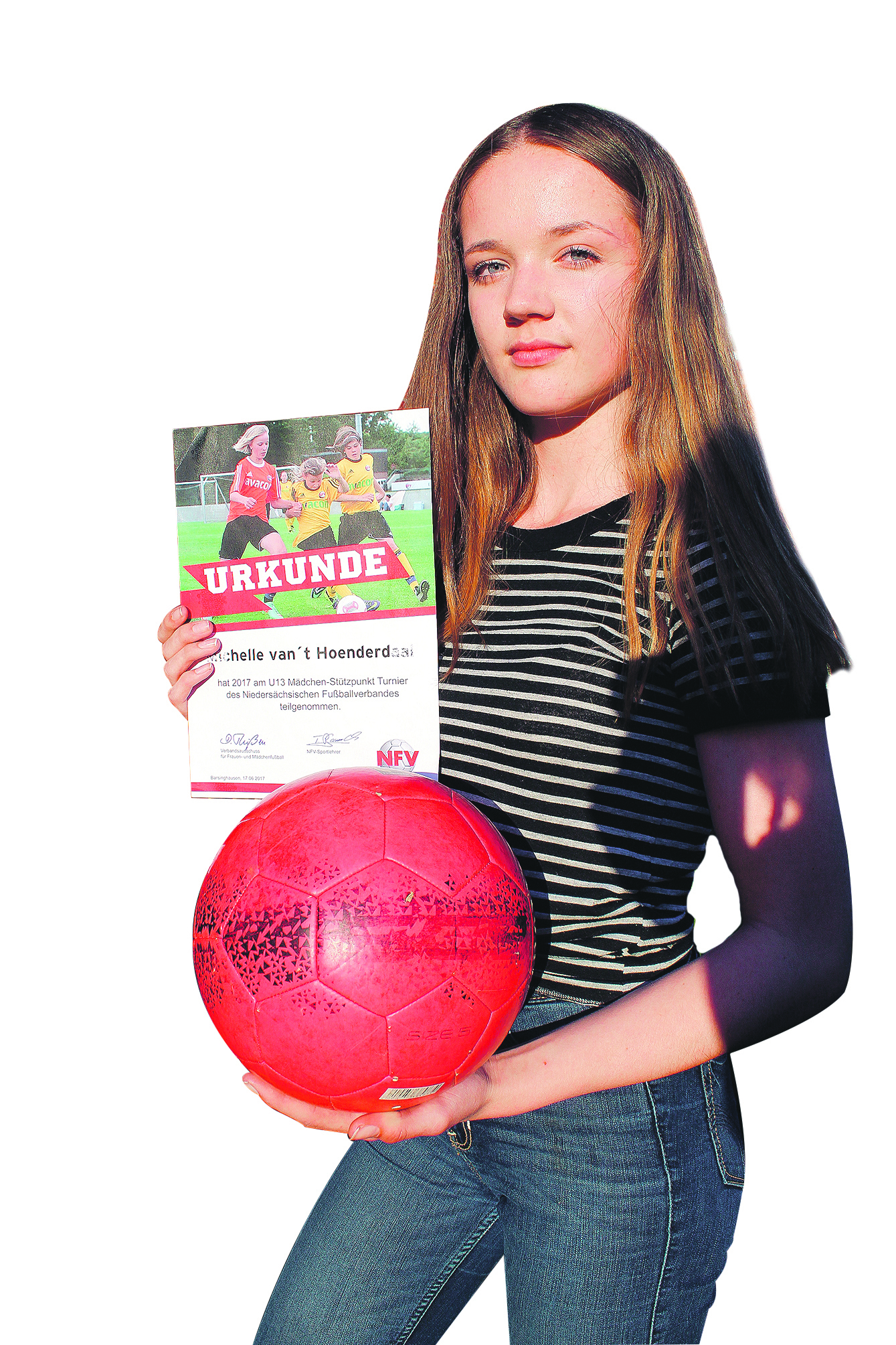 Auf dem Weg nach oben: Michelle van't Hoenderdaal mit NFV-Urkunde und Fußball