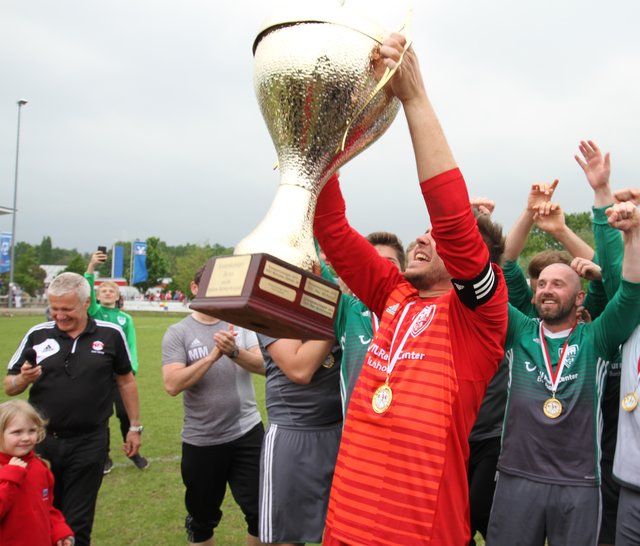 Estetals Mannschaftsführer Jan Hendrik Glade mit der Siegertrophäe