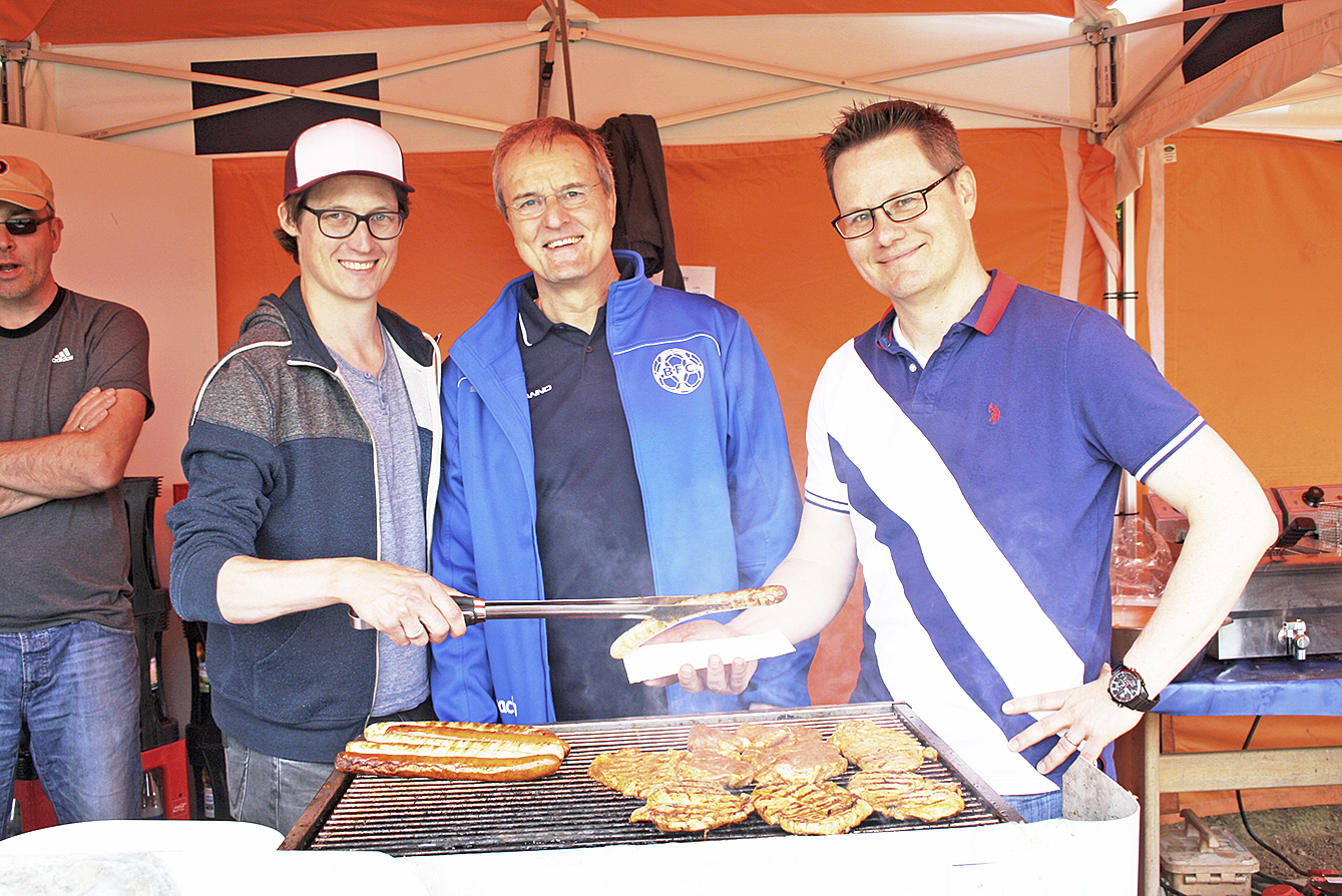 Eine leckere Bratwurst, darf beim Fußballgucken nicht fehlen, wissen Hans-Jürgen Lorenschat (Mitte), 2. Vorsitzender des BFC, und seine beiden Unterstützer aus dem Orga-Team Matthias Landgraff (li.) und Frank Vonmetz