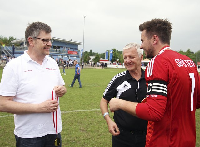 Ehrung für Mannschaftsführer Jan Hendrik Glade (re.) durch Sparkassen-Regionaldirektor Cord Köster (li.) und NFV-Vorsitzender Manfred Marquardt