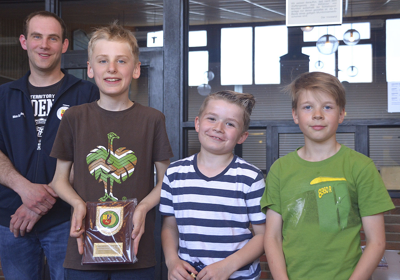 Die Siegermannschaft "Gewehr Auflage" des SuSV Heinbockel
(v. li.): Nico Schlichting (stellv. Bezirks-Jugendleiter), Niklas Breuer, Tim-Niclas Kück und Max Behrens Foto: Maik Burwieck