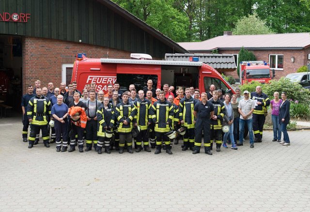 Die Kameraden aus Asendorf und Marxen nach der Übungsnacht | Foto: Feuerwehr Samtgemeinde Hanstedt