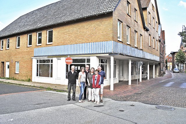 Ärgern sich über die Baupläne auf dem Areal des leerstehenden Gebäudes (v. li.): Heinz-Dieter Müller, Hella und Bruno Boltz, Sabine Rudolph, Ingrid Müller und Georg Gräven