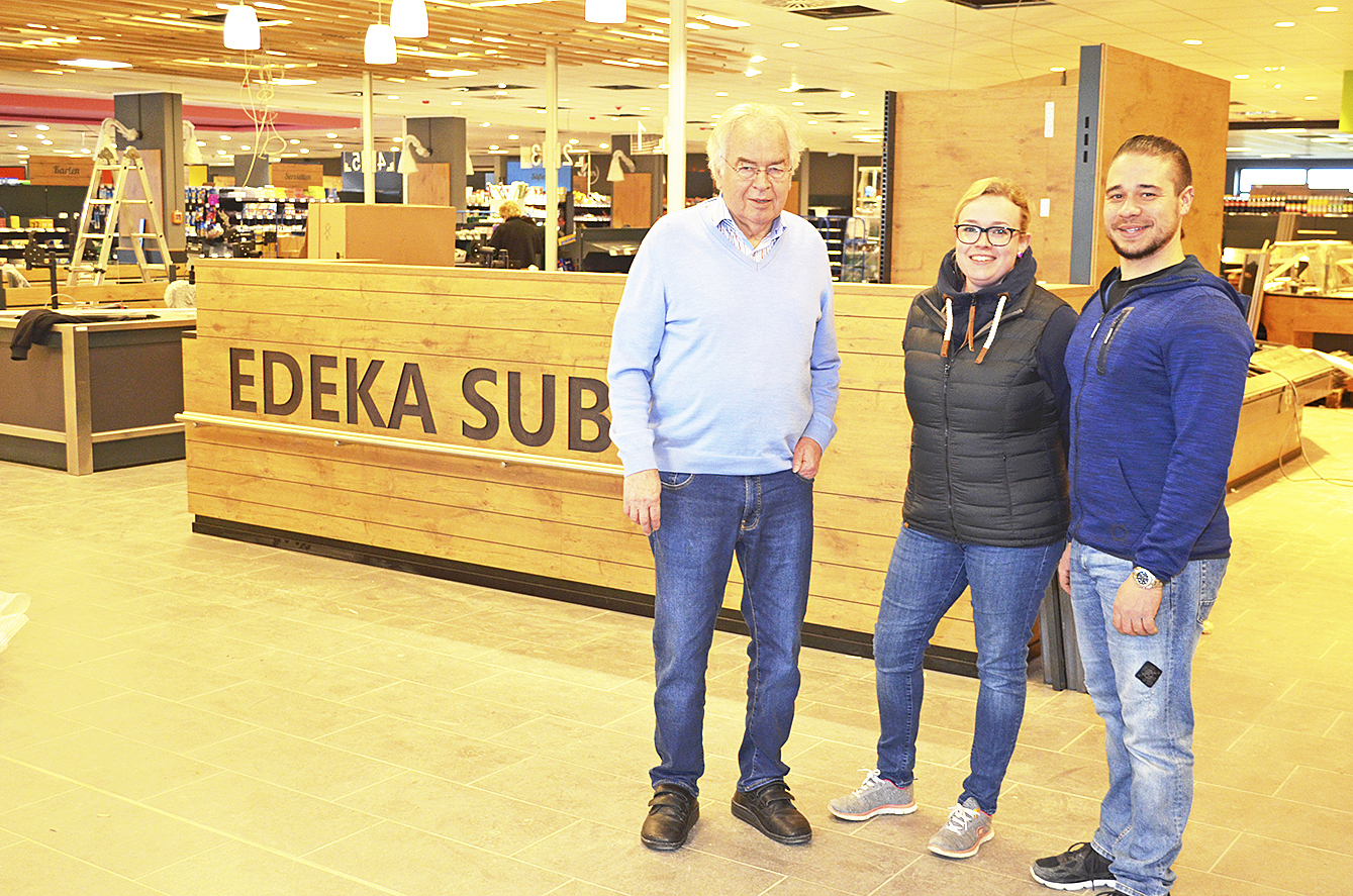 Laden zum Krustenbratenessen ein (v.li.): Senior-Chef Wilhelm Subey, Geschäftsführerin Catharina Hübner-Subey und Filialleiter Miguel Sanchez