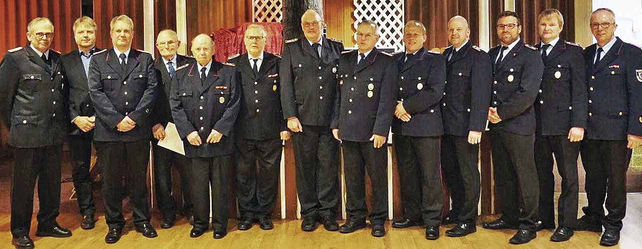 Ortsbrandmeister Wilfried Kröger, Samtgemeinde-Bürgermeister Dr. Peter Dörsam und Gemeindebrandmeister-Vertreter Oliver Zöller (v. li.) sowie Kreisbrandmeister Volker Bellmann (re.) mit den Geehrten der Feuerwehr Heidenau