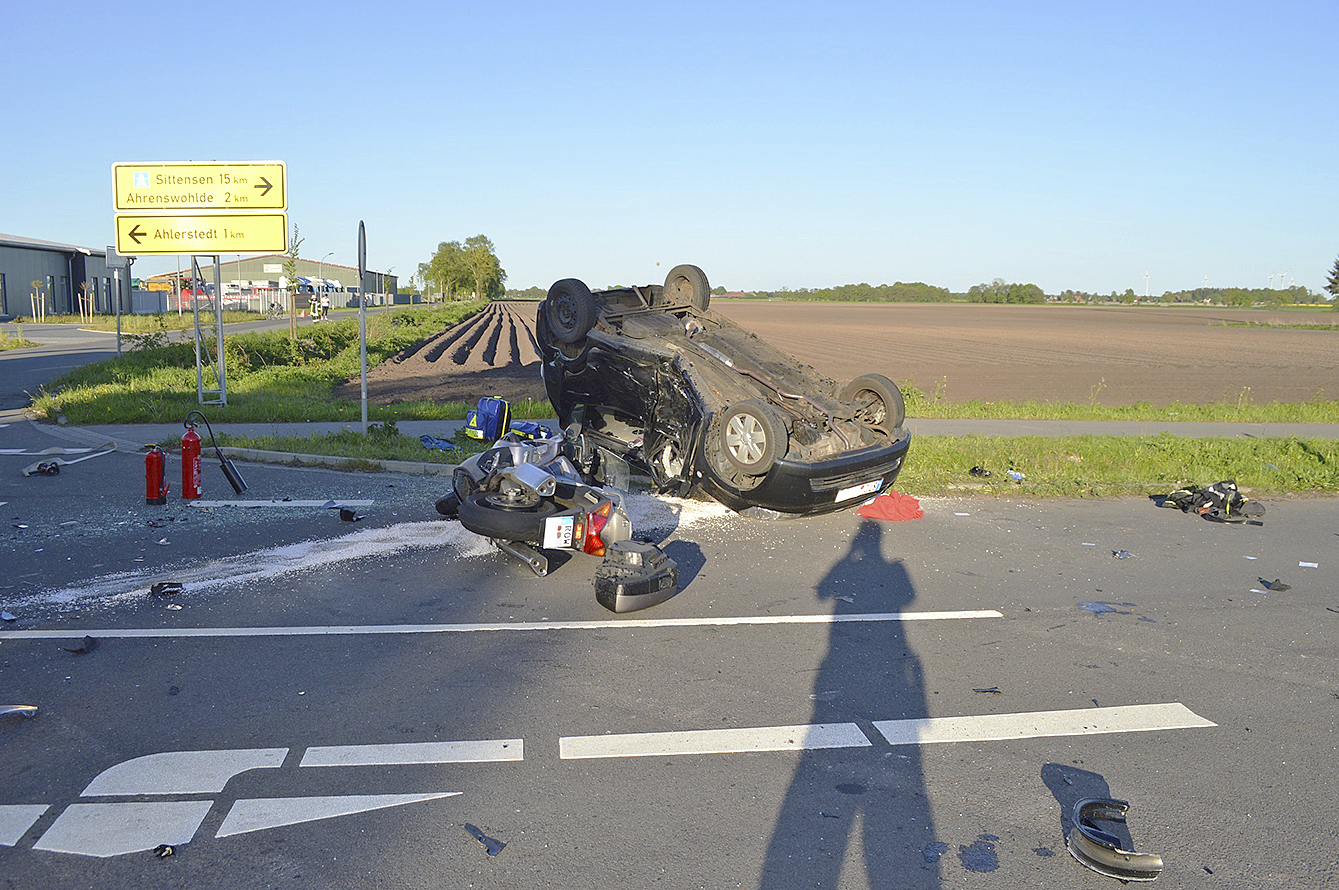 Beim ersten Unfall auf der Kreuzung starb eine Autofahrerin...
