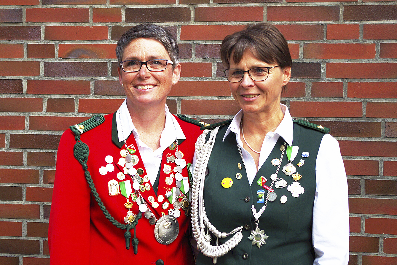 Damenkönigin Silke Westphal (li.) mit Adjutantin Evelyn Hanemann