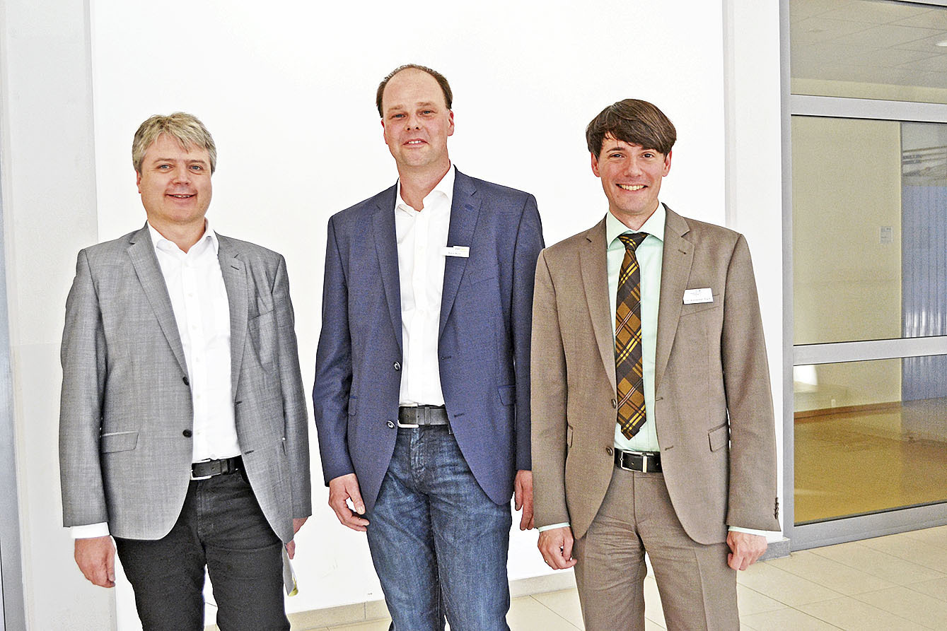 Tostedts Samtgemeinde-Bürgermeister Dr. Peter Dörsam (v. li.) mit den
Referenten Dr. Alexander Stark und Björn Muth Fotos: bim
