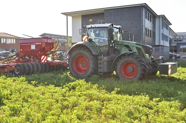 Mit dem Schlepper wurde die Saat für die Bienenweide in die Erde gebracht