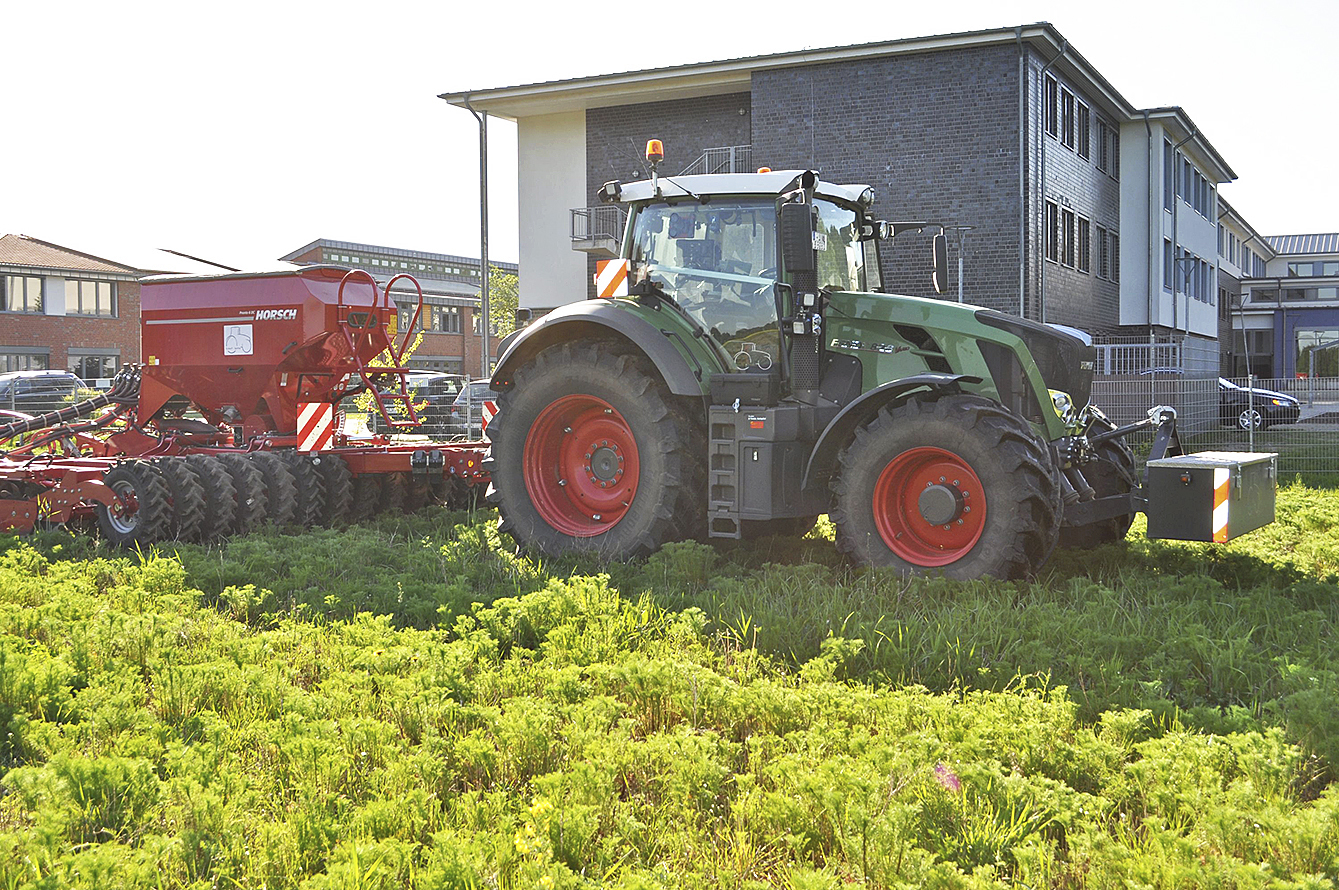 Mit dem Schlepper wurde die Saat für die Bienenweide in die Erde gebracht