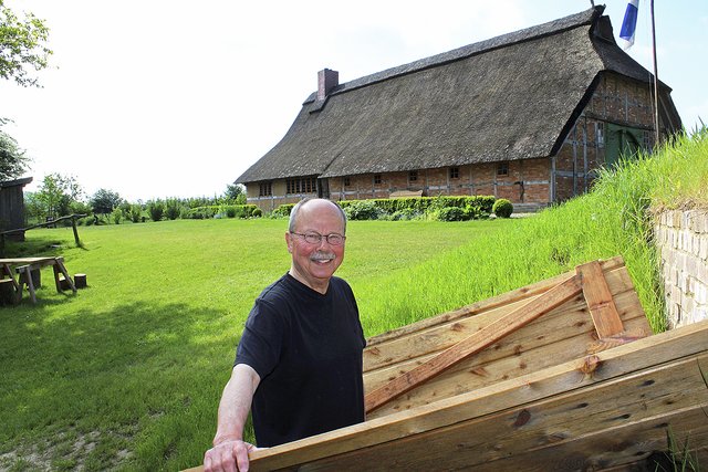 Rainer Kröger hat vor 18 Jahren den Verein "Bäuerliches Hauswesen Bliedersdorf" gegründet. Jetzt ist das Museumsdorf komplett. Zuletzt dazu gekommen ist der Feldsteinkeller neben dem Hallenhaus