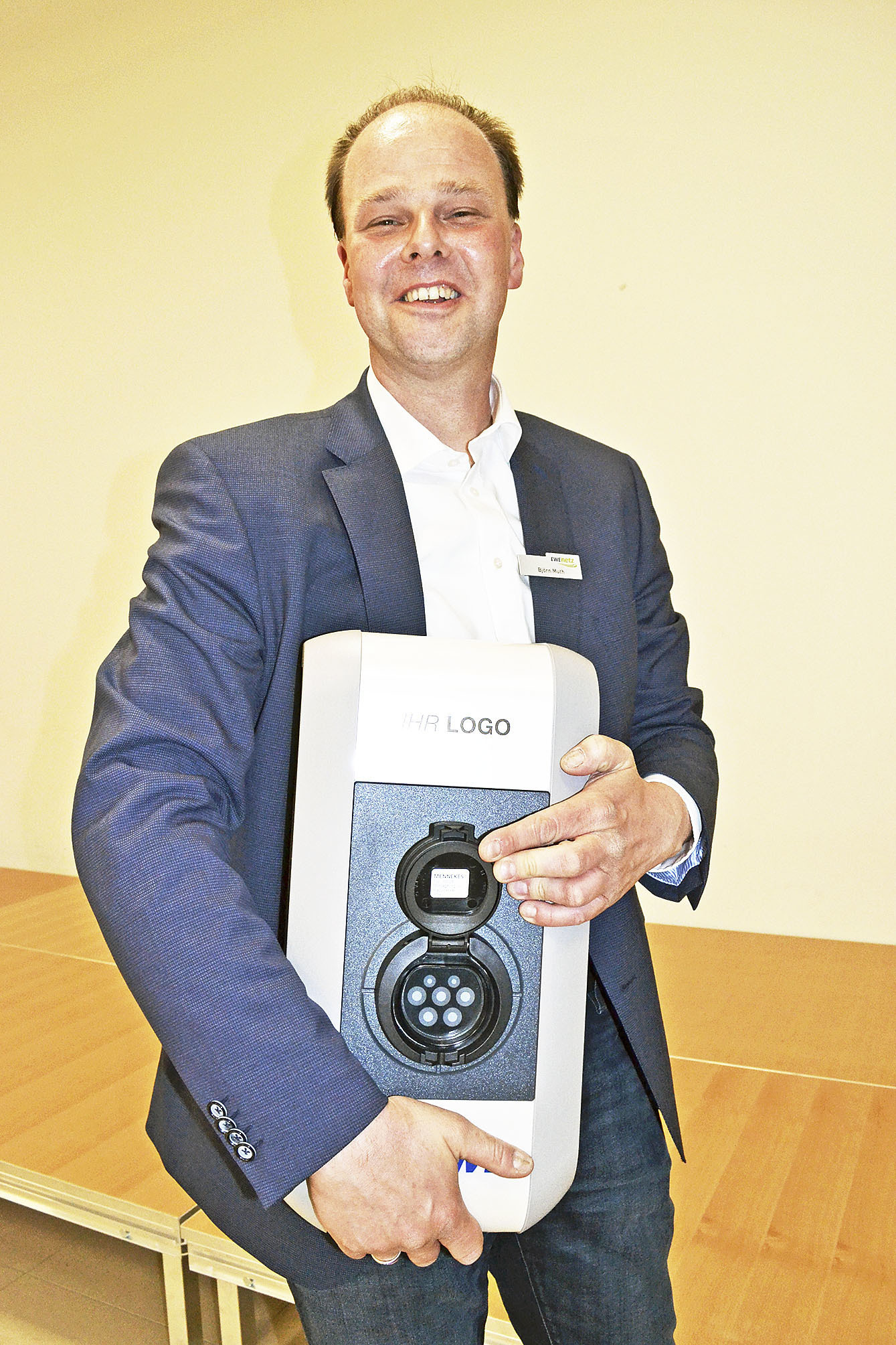 Björn Muth mit einer
Wandladestation