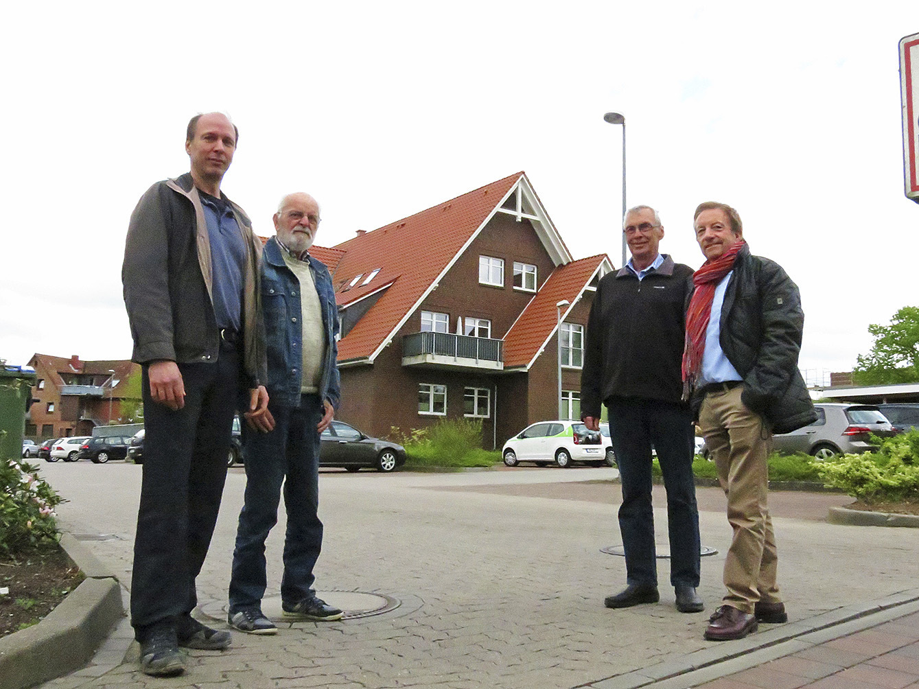 Zweieinhalb Geschosse hoch und mit geneigtem Dach: Das Gebäude am Eingang zum alten Dorf in Maschen sehen die FWG-Politiker Willy Klingenberg (von links), Klaus Prigge, Werner Zimmer und Hans-Ulrich Grässel als gelungen an