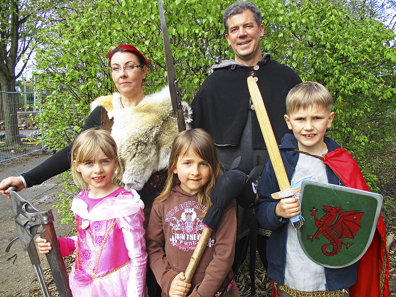 Aufregende Reise ins Mittelalter: die Schwertkämpfer Sara Binding und Peter Pfeiffer mit (v. li.) Tilda, Charlotte und Johannes