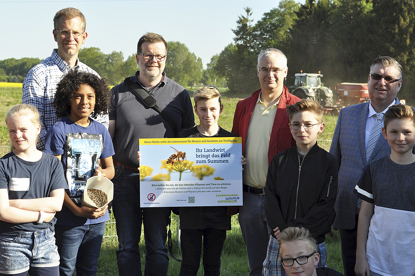 Freuen sich auf das gemeinsame Projekt: GAK-Schüler mit (hinten, v. li.) Lehrer Tim Danker, Ralf-Peter Dieck (Maschinenring Harburg), Hartmut Peters (Beratungsring Hohe Geest) und Schulleiter Armin May Fotos: GAK