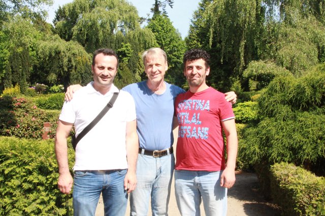 Friedhofsverwalter Helmut Engelbrecht (Mitte) mit Muhammet Aydin (re.) und Cengiz Yilmaz auf dem Horst-Friedhof